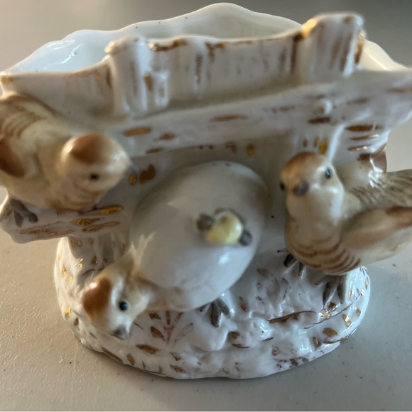 Bird planter no hole in bottom.with three little birdies. Bottom has 20 on it - Picture 11 of 11